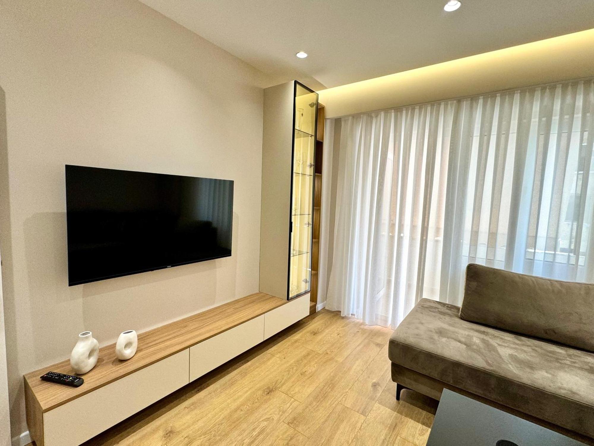 E&R Apartments At Myslym Shyri Tirana Exterior photo